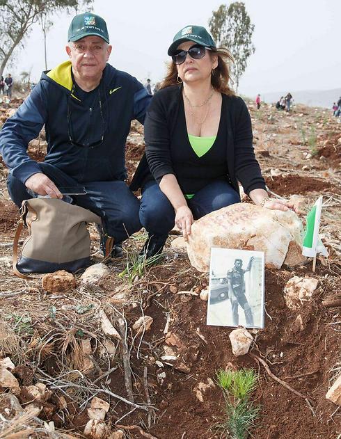 Planting trees at Lavi Forest in memory of fallen soldiers (Photo: Ancho Gush, KKL)