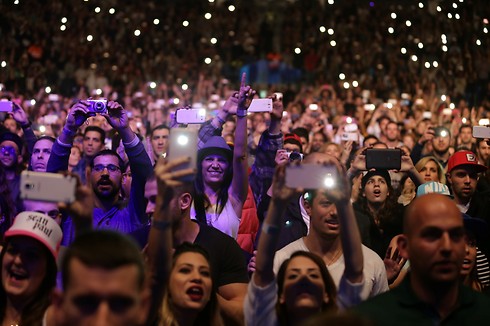לא בתל אביב. הקהל במסיבה המונית (צילום: ירון ברנר) (צילום: ירון ברנר)