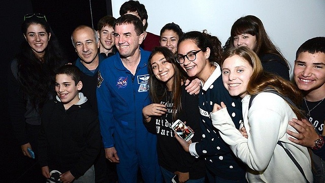 תיכוניסטים עם האטרונאוט רקס ולהיים  (צילום: משרד המדע) (צילום: משרד המדע)