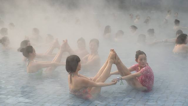 שיעור יוגה במינוס 4 מעלות בסין (צילום: רויטרס) (צילום: רויטרס)