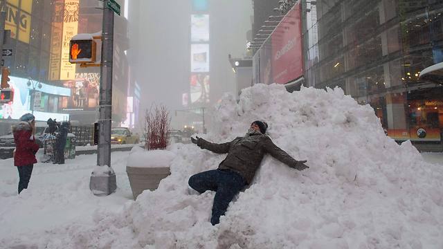 כמויות עצומות של שלג בניו יורק בגלל הסופה ההיסטורית (צילום: AFP) (צילום: AFP)
