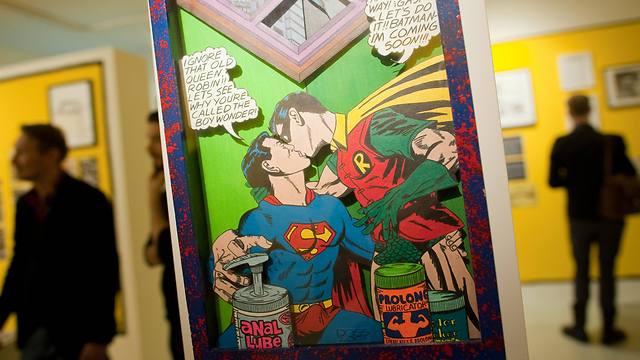 גיבורי העל סופרמן ורובין מתנשקים, בתמונה תחת הכותרת "זהות סודית" במוזיאון בברלין (צילום: EPA) (צילום: EPA)