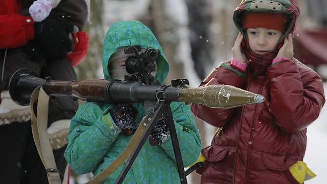 ילד יורה טיל RPG בסנט פטרסבורג, רוסיה (צילום: AP) (צילום: AP)
