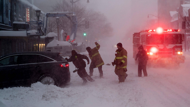 בוושינגטון, כלי רכב רבים נתקעו בשלג (צילום: AFP) (צילום: AFP)