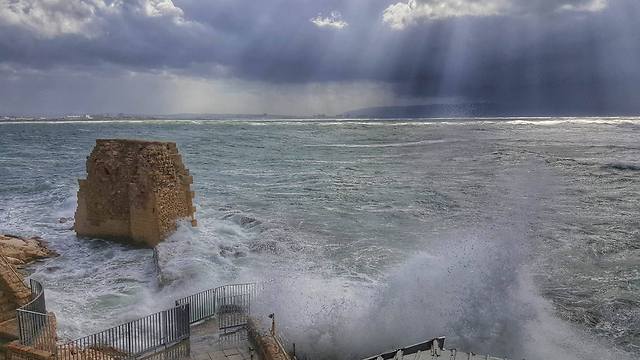 Stormy weather at the Acre Port (Photo: Amos Dadon)