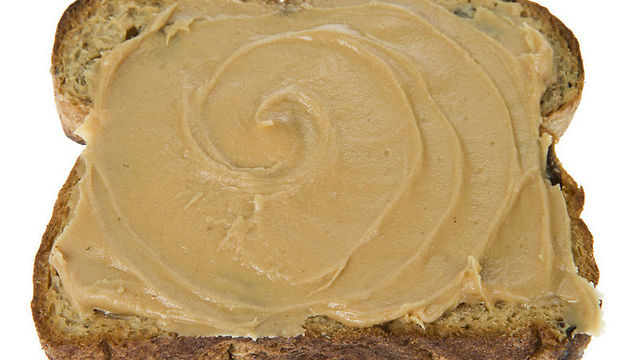 חמאת בוטנים על לחם. מונע את תחושת הנפיחות בבטן (צילום: ויז'ואל/פוטוס) (צילום: ויז'ואל/פוטוס)