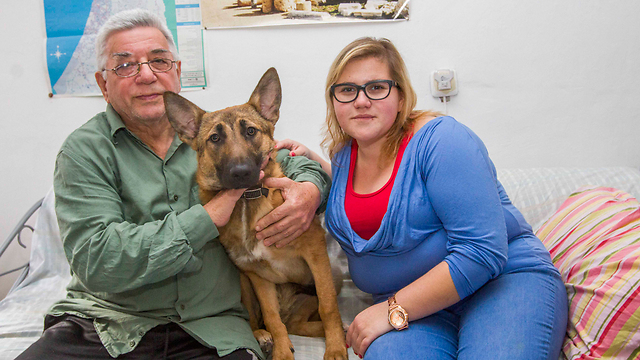 קוגנסקי עם המתנדבת אלינה גורביץ', והכלב דיק (צילום: עידו ארז) (צילום: עידו ארז)