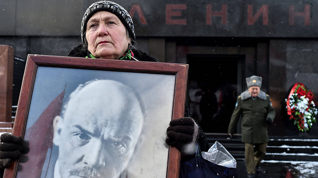 עדיין נערץ על ידי רבים ברוסיה. בכיכר האדומה במוסקבה ציינו 92 שנה למותו של לנין (צילום: AFP) (צילום: AFP)