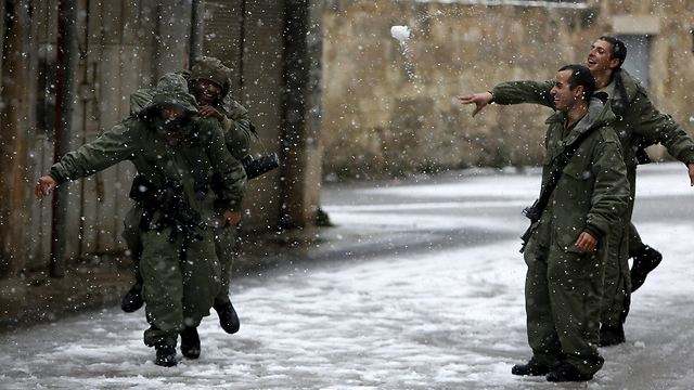 החיילים משתעשעים בחברון (צילום: רויטרס) (צילום: רויטרס)