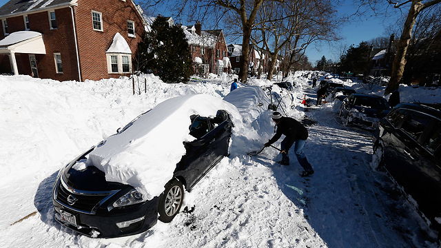 מכוניות מכוסות בשלג בבולטימור, מרילנד (צילום: AFP) (צילום: AFP)