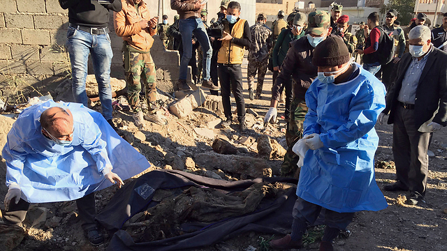 קבר האחים שהתגלה ברמאדי. לפחות 40 גופות נחשפו (צילום: AP) (צילום: AP)