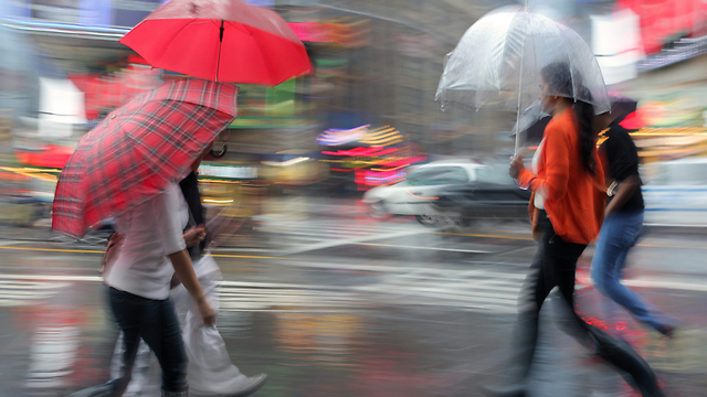 גשם בחוץ? השאילו את המטריה שלכם למישהו שצריך לצאת לפגישה ושכח את שלו בבית (צילום: shutterstock) (צילום: shutterstock)