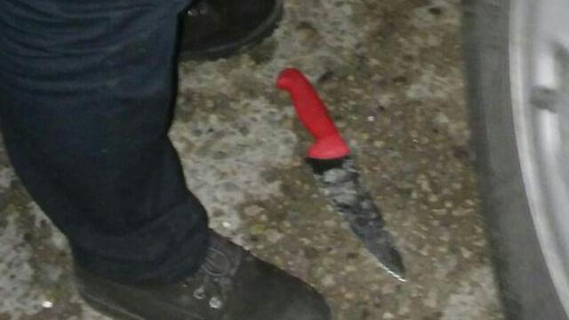 הסכין של המחבל בזירת הפיגוע (צילום: קבוצת מדברים תקשורת) (צילום: קבוצת מדברים תקשורת)