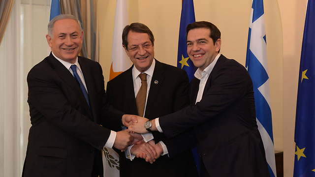 התקדמות מרשימה במישור המדיני. נתניהו עם נשיא קפריסין וראש ממשלת יוון (צילום: חיים צח, לע"מ) (צילום: חיים צח, לע