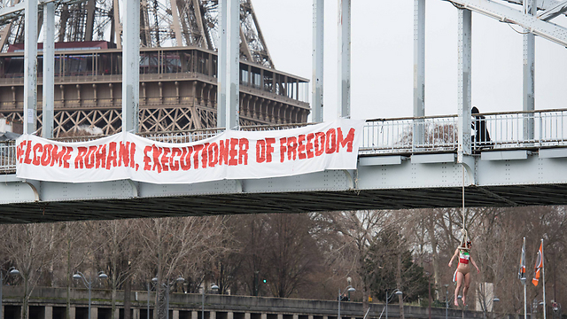 מחאה של הארגון הפמיניסטי פמן בפריז: "ברוך הבא רוחאני, המוציא להורג של החירות" (צילום: רויטרס) (צילום: רויטרס)