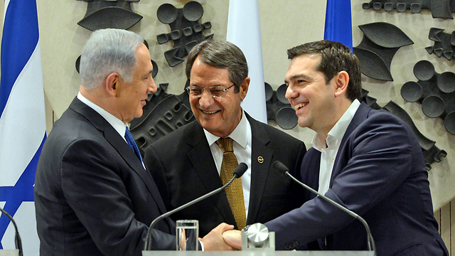Prime Minister Netanyahu, left, with Cypriot President Anastasiades, center, and Greek Prime Minister Tsiprasm, right (Photo: Haim Tzah, GPO)