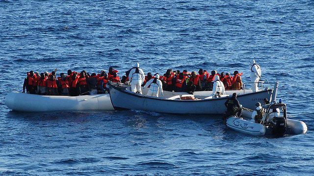 פליטים עושים את דרכם לאיטליה  (צילום: EPA) (צילום: EPA)