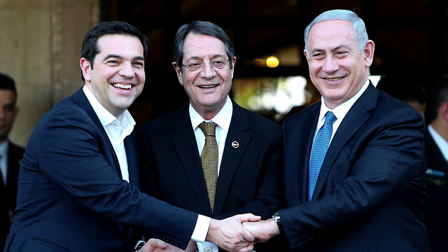 Prime Minister Netanyahu, right, with the leaders of Greece and Cyprus (Photo: AP)