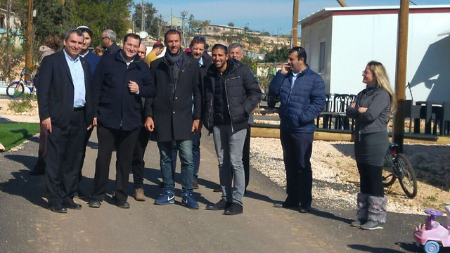 Samaria Regional Council head Yossi Dagan and Minister Ze'ev Elkin meeting with French Jewish families in an effort to bring them to the settlements (Photo: Samaria Regional Council)