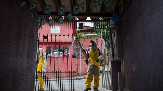 מרססים נגד יתושים הנושאים את נגיף הזיקה בסאו פאולו (צילום: Gettyimages) (צילום: Gettyimages)