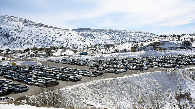Packed parking lot at the Mount Hermon ski site (Photo: Avihu Shapira)
