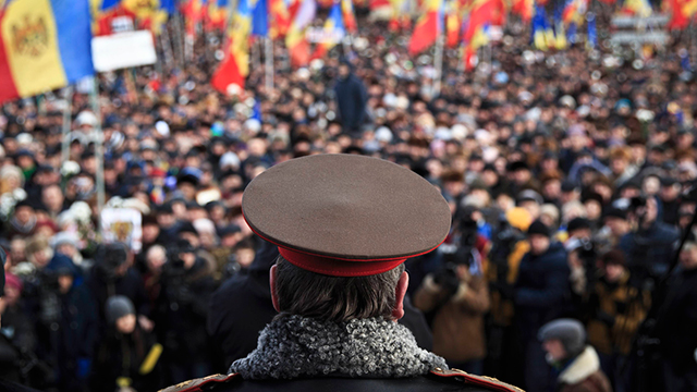 יותר מ-15 אלף בני אדם השתתפו בהפגנת מחאה נגד ממשלת מולדובה בבירה קישינב (צילום: AP) (צילום: AP)