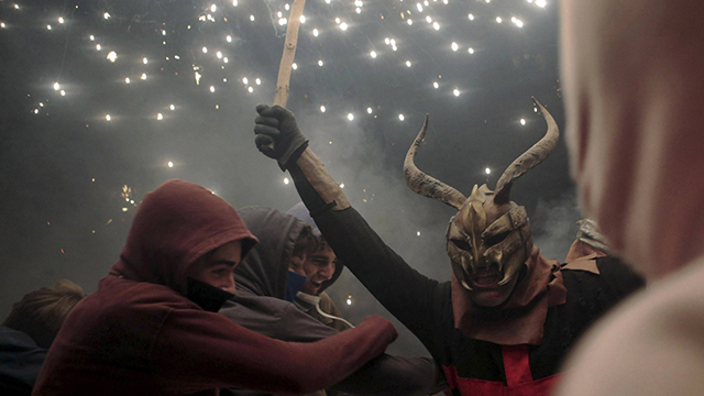 בפלמה מיורקה שבספרד ציינו את סוף עונת הפסטיבלים המקומיים בריקוד של אנשים מחופשים לשטן ובהדלקת זיקוקים (צילום: רויטרס) (צילום: רויטרס)