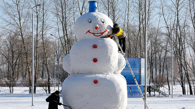 בובת שלג בגובה חמישה מטרים בעיר הסיבירית קרסנויארסק (צילום: רויטרס) (צילום: רויטרס)