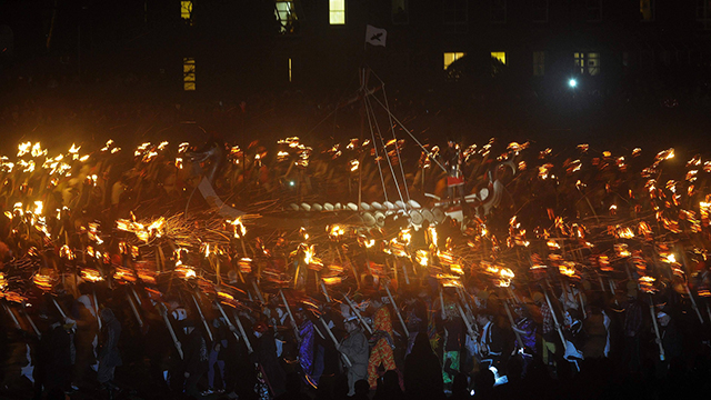 פסטיבל ויקינגי ססגוני בעיר לרוויק שבאיי שטלנד, סקוטלנד (צילום: AFP) (צילום: AFP)