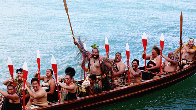 לוחמים מאורים על סירה במהלך "פסטיבל טמקאי הרנגה וואקה" באוקלנד, ניו זילנד, שבו חוגגים את ההיסטוריה, המסורת והתרבות המאורית (צילום: Gettyimages) (צילום: Gettyimages)