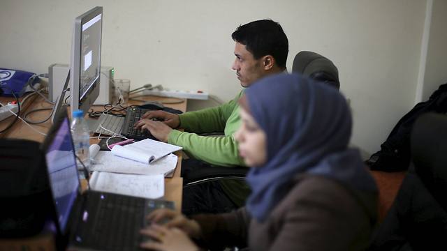 Young Palestinian entrepreneurs use their computers at Gaza Sky Geeks office, in Gaza City January 18, 2016. (Photo: Reuters) (Photo: Reuters)