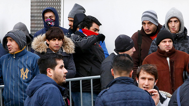 מהגרים עומדים בתור במרכז לרישום פליטים בברלין (צלום: רויטרס) (צלום: רויטרס)