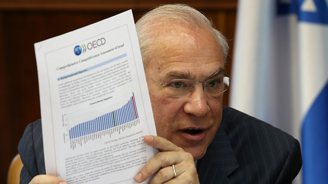 Глава OECD с отчетом. Фото: Амит Шаби