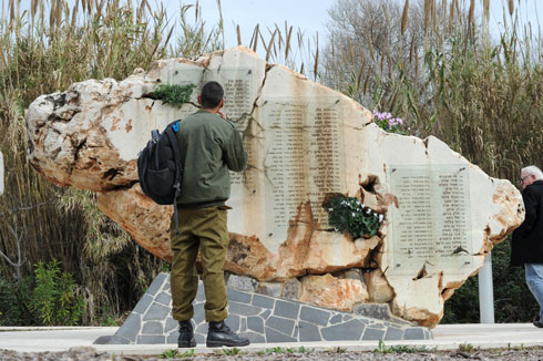 שמותיהם של 73 חללי אסון המסוקים באנדרטה בשאר ישוב (צילום: אפי שריר)