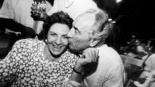ראש האופוזיציה מנשק את אשתו, ביום הולדתו ה-68 ב-1991 (צילום: צביקה טישלר) (צילום: צביקה טישלר)