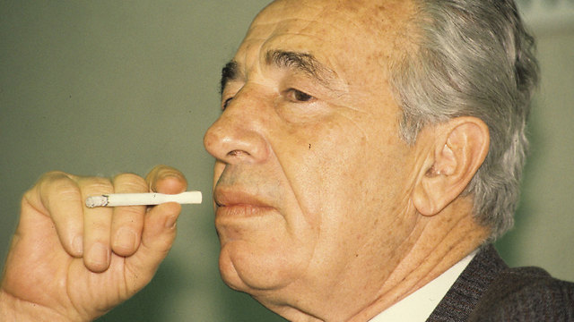 שר החוץ פרס מעשן, ב-1987 (צילום: מיכאל קרמר) (צילום: מיכאל קרמר)
