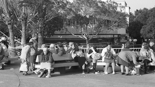 מנוחה אחרי הקניות ב-1979 (צילום: דוד רובינגר) (צילום: דוד רובינגר)