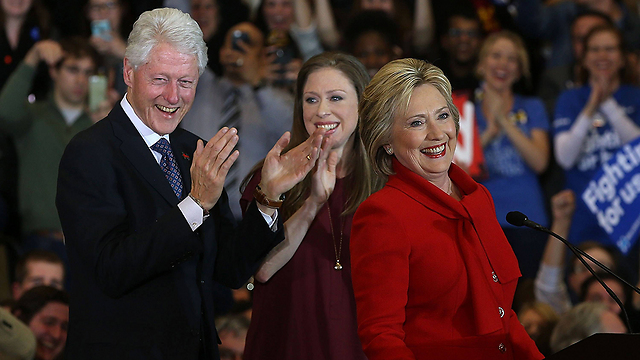 ניצחה בכל הטלות המטבע. קלינטון עם בעלה ביל ובתה צ'לסי באיווה (צילום: AFP) (צילום: AFP)