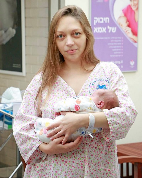 לא זוכרת מה קרה לי. גלינה פרידמן ובתה התינוקת (צילום: דנה קופל) (צילום: דנה קופל)