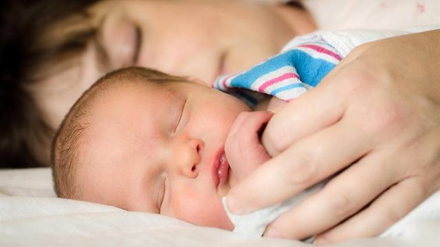 מומלץ לא להשכיב את התינוק במיטת ההורים (צילום: shutterstock) (צילום: shutterstock)