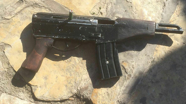 רובה ששימש את אחד המחבלים (צילום: משטרת ישראל) (צילום: משטרת ישראל)