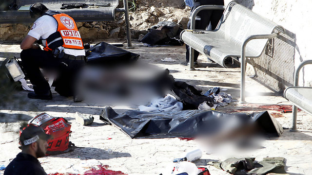 גופות המחבלים שהרגו את הדר כהן ז"ל בשער שכם (צילום: AP) (צילום: AP)