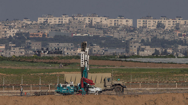 IDF searching for Hamas tunnels into Israel on the border with Gaza (Photo:AP)