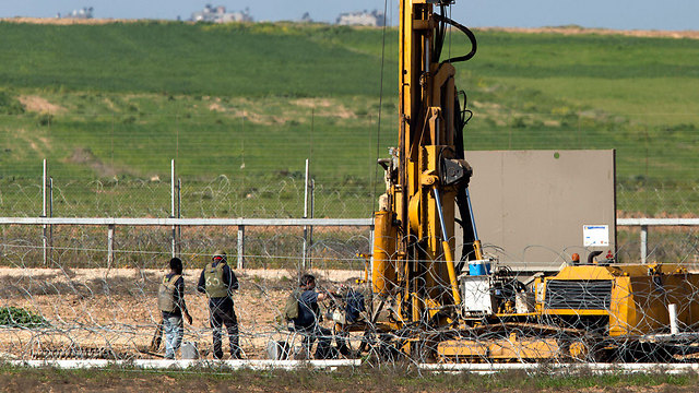 IDF activity on Gaza-Israel border. Hamas will likely not accept the massive construction work and will try to torpedo the project from the start, even at the cost of war (Photo: EPA)