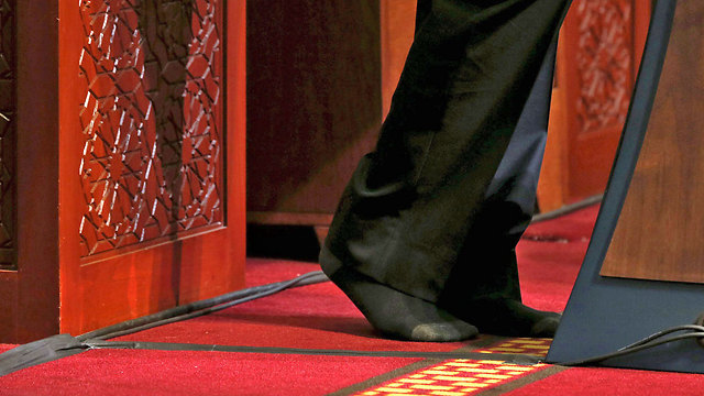 כפי שנדרש - הנשיא הוריד את נעליו (צילום: רויטרס) (צילום: רויטרס)