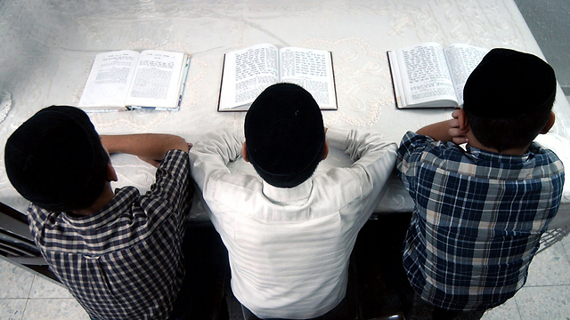 Haredi schoolchildren (Photo: Alex Kolomoisky)