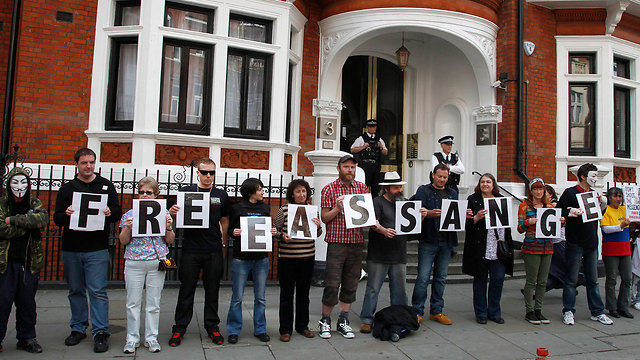 הפגנה למען שחרור אסאנג' מול שגרירות אקוודור בלונדון (צילום: רויטרס) (צילום: רויטרס)