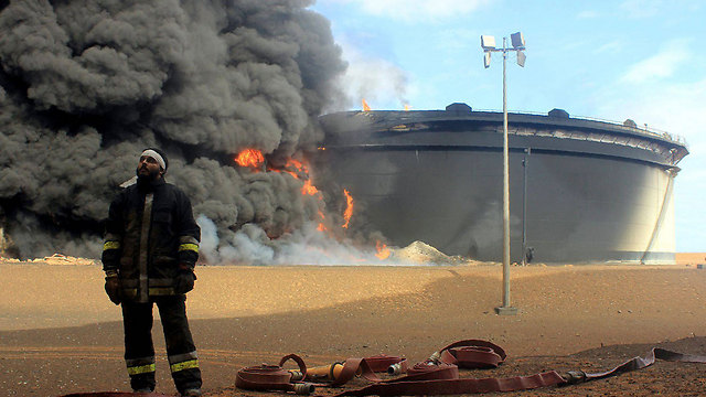 שריפת מאגר נפט בראס לאנוף, לוב, בעקבות תקיפת דאעש (צילום: AFP) (צילום: AFP)