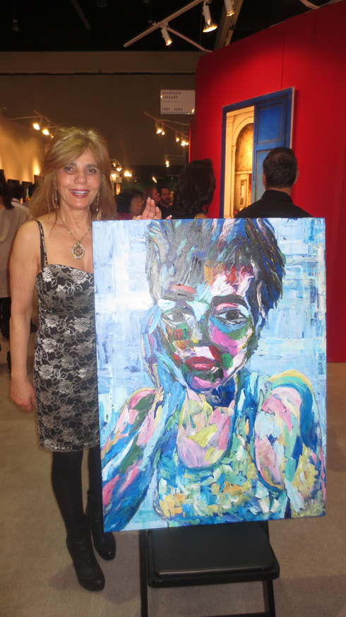 פגשנו שם גם אמנית משלנו, סינדי אומידי, שהציגה את ציורי השמן שלה. סינדי עם פרוטרט עצמי. ()