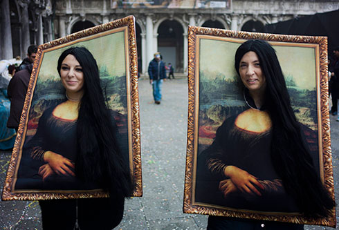שתי נשים התחפשו למונה ליזה, יצירתו המפורסמת של לאונרדו דה וינצ'י בחגיגות הקרנבל בוונציה, איטליה (צילום: AP) (צילום: AP)